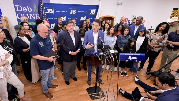 Der demokratische Gouverneur von Illinois, JB Pritzker, bei einer Pressekonferenz mit aus Texas &laquo;geflohenen&raquo; Demokraten. - &copy; Mark Black/FR171635 AP/AP/dpa