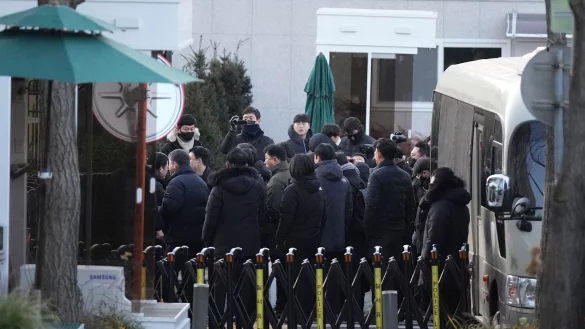 Vor dem Sitz des Pr&auml;sidenten befand sich vor dem Festnahme-Versuch ein gro&szlig;es Polizeiaufgebot. - &copy; Lee Jin-man/AP/dpa