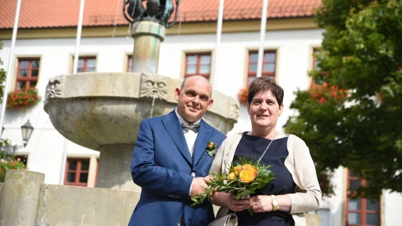 Kathrin Pollnow und Klaus-Dieter Rose stehen vor dem Standesamt in Oschersleben (Sachsen-Anhalt). - © Simon Kremer/dpa