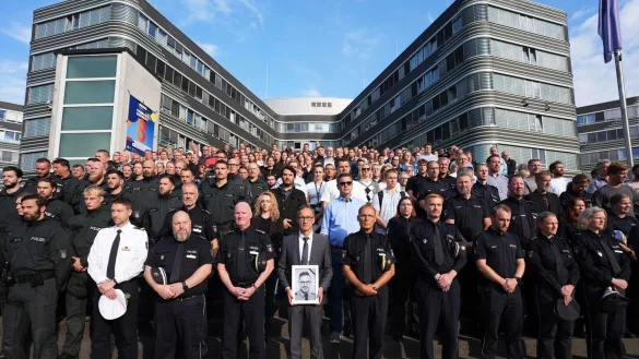 Das saarländische Innenministerium hatte die Polizeibehörden der anderen Länder und des Bundes eingeladen, sich der Gedenkminute anzuschließen. Hier zahlreiche Beamte vor dem Polizeipräsidium in Hamburg. - © Marcus Brandt/dpa