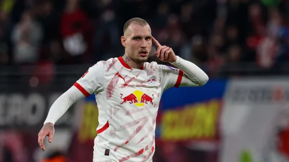 David Raum wähnte sich vor dem zweiten Leverkusener Tor von Florian Wirtz gefoult. - © Jan Woitas/dpa