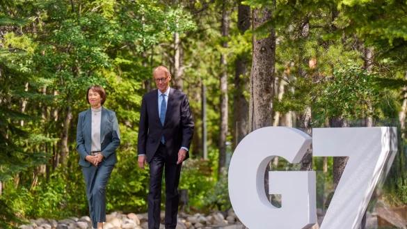 Aussagen von Bundeskanzler Friedrich Merz zu Israel und Iran am Rande des G7-Gipfels sorgen bei einigen in Deutschland für Befremden. (Archivbild) - © Michael Kappeler/dpa-Pool/dpa