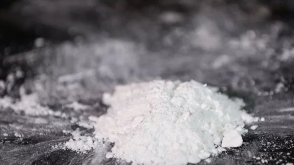 Bei einer Razzia gegen mutmaßliche Kokainschmuggler sind mehrere Männer festgenommen worden. (Foto-Illustration) - © Christian Charisius/dpa