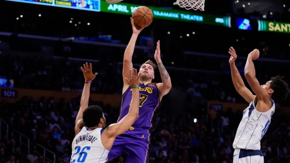 Luka Doncic (M) spielte erstmals gegen sein langjähriges Team. - © Mark J. Terrill/AP/dpa