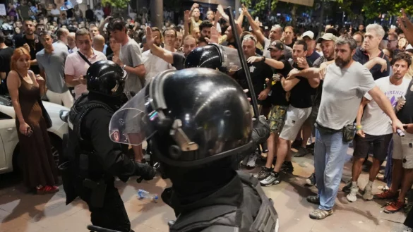 Bei Protesten gegen die Regierung in Serbien kommt es zu Auseinandersetzungen zwischen Polizei und Regierungsanh&auml;ngern. (Archivbild) - &copy; Darko Vojinovic/AP/dpa