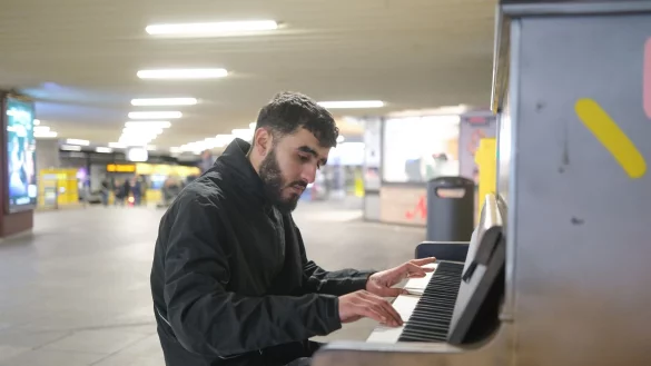 Abdul Rahman Al Ali aus Syrien spielt an einer U-Bahn Haltestelle in Stuttgart auf einem open Piano. Das Instrument ist dort für Jedermann zugänglich. (Archivfoto) - © Bernd Weißbrod/dpa