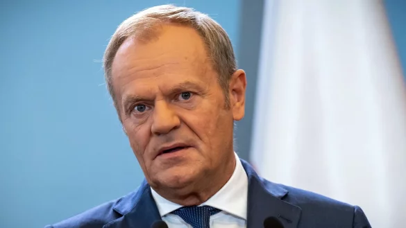 Polens Ministerpräsident Donald Tusk hat signalisiert, dass Israels Regierungschef Benjamin Netanjahu keine Verhaftung droht, sollte er an der Auschwitz-Gedenkfeier teilnehmen wollen. (Archivbild) - © Michael Kappeler/dpa