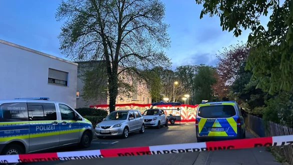 Der mutmaßliche Tatort wurde weiträumig abgesperrt. - © Mona Wenisch/dpa