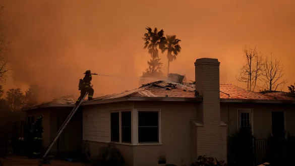 Im Dauereinsatz: Ein Feuerwehrmann versucht, ein Wohnhaus vor den Flammen des «Eaton Fire» zu bewahren. - © Eric Thayer/AP/dpa