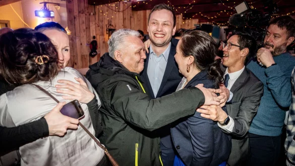 Der Vorsitzende von Demokraatit, Jens-Frederik Nielsen (Mitte), jubelt während der Wahlparty seiner Partei. - © Mads Claus Rasmussen/Ritzau Scanpix Foto/AP/dpa