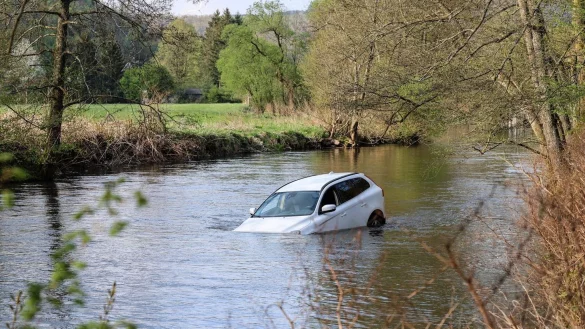 Das Auto rollte vom absch&uuml;ssigen Parkplatz in die Volme. - &copy; Alex Talash/dpa