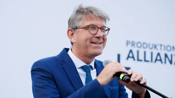 Kulturstaatsminister Wolfram Weimer nannte in der Haushaltsdebatte seine Schwerpunkte - dazu gehört auch die Filmföderung in Deutschland. (Archivbild) - © Carsten Koall/dpa