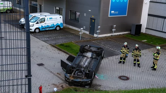 Die Autofahrerin wurde nach dem Unfall schwer verletzt in ein Krankenhaus gebracht. - © Gianni Gattus/dpa