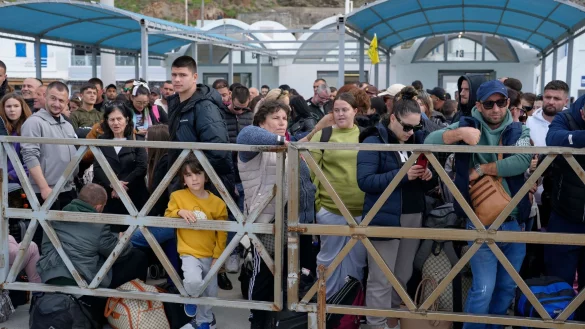 Schnell weg: Am Fährhafen herrscht Hochbetrieb. - © Petros Giannakouris/AP/dpa