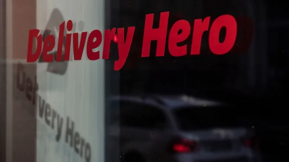 Delivery Hero muss wegen illegaler Absprachen eine Millionenstrafe zahlen. (Archivbild) - © Paul Zinken/dpa