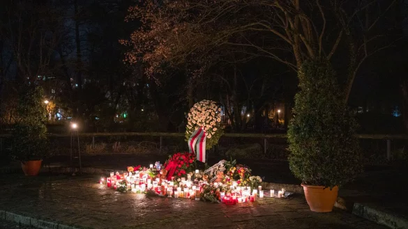 Mit Kerzen und Blumen wird an die Opfer erinnert. - © Daniel Vogl/dpa