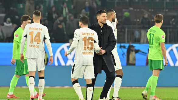 Entt&auml;uschung nach dem 0:0: Trainer Xabi Alonso und seine Spieler von Bayer Leverkusen. - &copy; Swen Pf&ouml;rtner/dpa