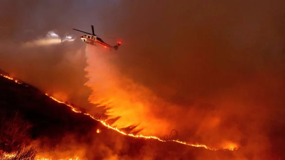 Das Flammeninferno wütet weiter ungebremst - angetrieben von starken Winden. - © Ethan Swope/AP/dpa