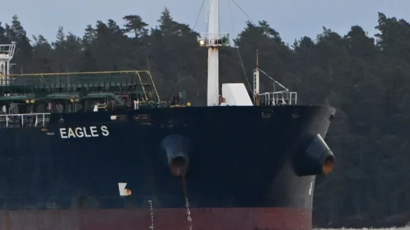 Die «Eagle S» wird von einer finnischen Behörde genauer inspiziert. (Archivbild) - © Jussi Nukari/Lehtikuva/dpa