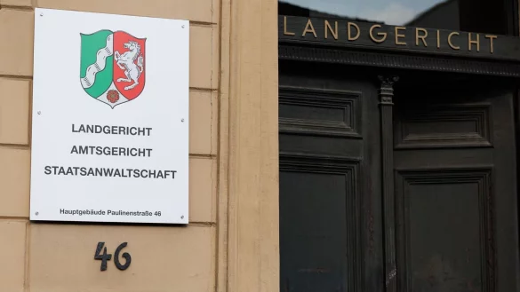 Ein 71-Jähriger steht seit Freitag vor dem Landgericht Detmold. Er soll seine im Rollstuhl sitzende Mutter eine Kellertreppe hinuntergestoßen haben. (Archivbild) - © Friso Gentsch/dpa