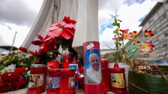 Vor dem Gemelli-Krankenhaus im Rom sind für den erkrankten Papst Franziskus Kerzen aufgestellt. - © Andrew Medichini/AP/dpa