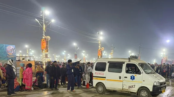 Ein Krankenwagen verlässt den Ort einer Massenpanik beim weltgrößten Pilgerfest in Indien. (Foto aktuell) - © Rajesh Kumar Singh/AP/dpa