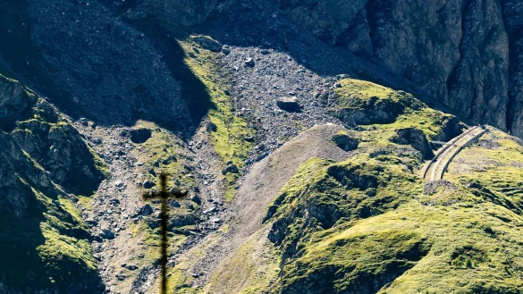 Rund 5.000 Kubikmeter Gestein haben sich nahe der Staumauer gelöst. - © Jean-Christophe Bott/KEYSTONE/dpa
