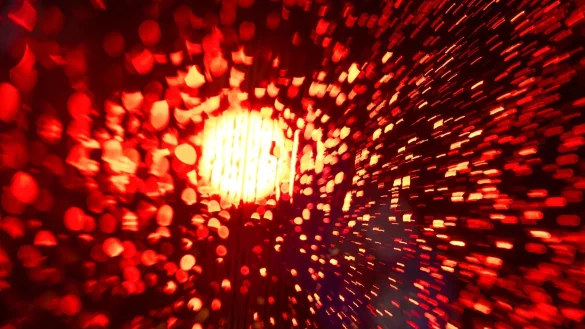 Bei roter Ampel fuhr der E-Scooter auf die Kreuzung zu. (Symbolbild) - © Felix Kästle/dpa