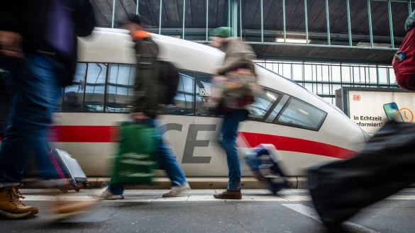 Über Ostern reisen so viele Fahrgäste wie noch nie im Fernverkehr der Deutschen Bahn. (Archivbild) - © Christoph Schmidt/dpa