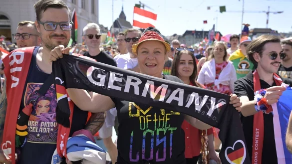 Zehntausende Fans s&auml;umten die Stra&szlig;en in Basel. - &copy; Georgios Kefalas/KEYSTONE/dpa