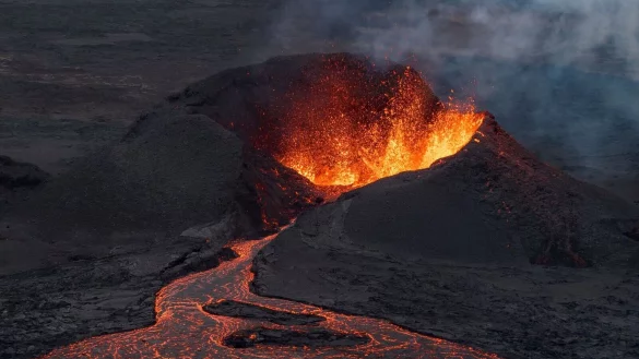 Mitte Juli hatte sich südwestlich von Reykjavik abermals die Erde geöffnet. (Archivbild) - © Marco di Marco/AP/dpa