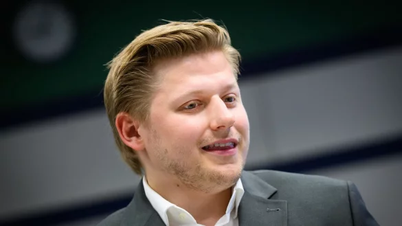 Comedian und Satiriker Sebastian Hotz alias El Hotzo beim Prozess in Berlin. (Archivbild) - © Bernd von Jutrczenka/dpa