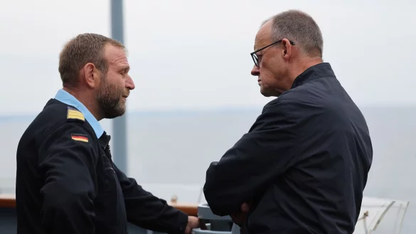 Bundeskanzler im Gespräch mit Kommandeur- - © Jens Büttner/dpa