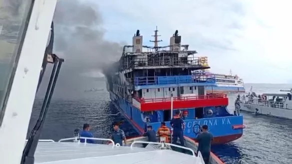 Mindestens drei Menschen sind bei dem schweren Brand ums Leben gekommen, zwei werden noch vemrisst. - © BASARNAS/BASARNAS/AP/dpa