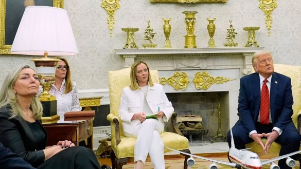 Die italienische &Uuml;bersetzerin Valentina Maiolini-Rothbacher (2. von links) hatte im Wei&szlig;en Haus einen Aussetzer. - &copy; Alex Brandon/AP/dpa