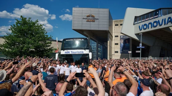 Bochums Spieler stehen vor dem Auswärtsspiel in Heidenheim vor dem Teambus, nachdem sie durch ein Spalier von Fans gefahren waren. - © Bernd Thissen/dpa
