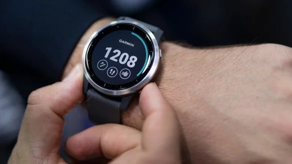 Ist die Garmin-Watch im Boot-Loop gefangen, kann ein Neustart helfen. Oder das Zur&uuml;cksetzen auf Werkseinstellungen. - &copy; Florian Schuh/dpa-tmn