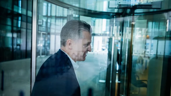 Unions-Vertreter Thorsten Frei auf dem Weg zur n&auml;chsten Verhandlungsrunde in der SPD-Zentrale. - &copy; Christoph Soeder/dpa