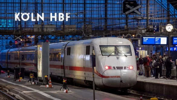 Ein ICE im K&ouml;lner Hauptbahnhof. Am 23. Februar wird der Fernverkehr hier f&uuml;r zw&ouml;lf Stunden umgeleitet. (Archivbild) - &copy; Thomas Banneyer/dpa
