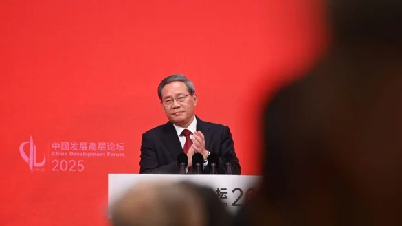 Chinas Ministerpräsident Li Qiang wirbt für mehr Kooperation. - © Johannes Neudecker/dpa