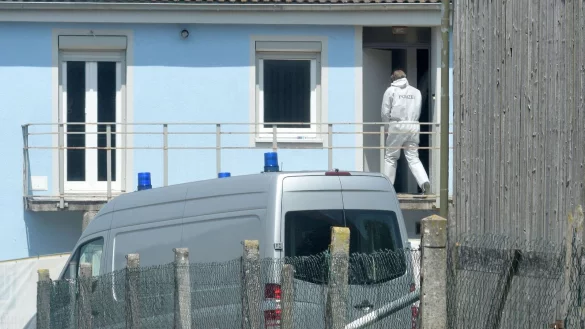 Leichenteile im Garten des Hauses brachten die Ermittlungen ins Rollen - nun tauchte dort auch der Schädel auf. (Archivbild) - © Stefan Puchner/dpa