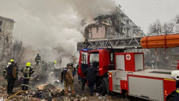 In der Stadt Poltawa in der Zentralukraine sind viele Menschen beim Einschlag einer russischen Rakete in einem Wohnhaus getötet worden. - © Uncredited/Ukrainian Emergency Service/AP/dpa