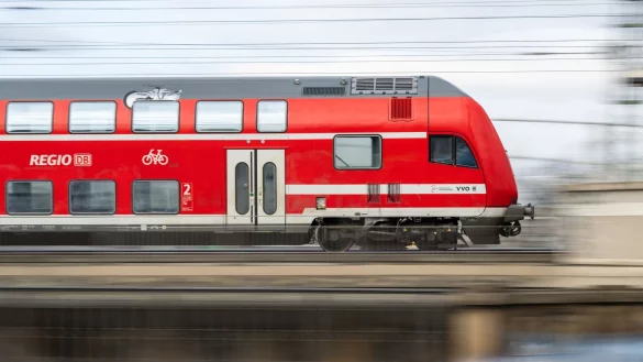 Eine echt aussehende Langwaffen-Nachbildung provozierte einen Einsatz der Bundespolizei in einem Regionalexpress. (Symbolbild) - © Robert Michael/dpa