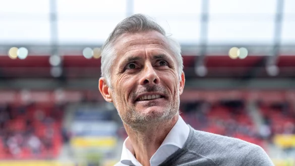 Viel wird über die Zukunft von Schalke-Trainer Kees van Wonderen diskutiert. - © Armin Weigel/dpa