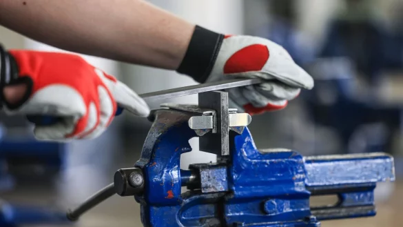 Viele Firmen erfüllen nach einer Studie nicht den Informationsbedarf von potenziellen Bewerberinnen und Bewerbern. (Archivbild) - © Oliver Berg/dpa