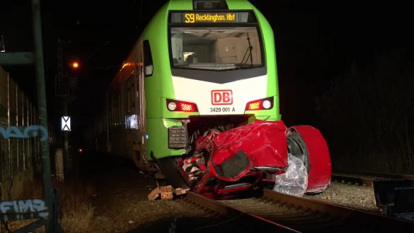 In Herten ist ein Pkw mit einem Zug kollidiert. Der Autofahrer kam dabei ums Leben. - &copy; M.Weber/WTVnews_Herten/dpa