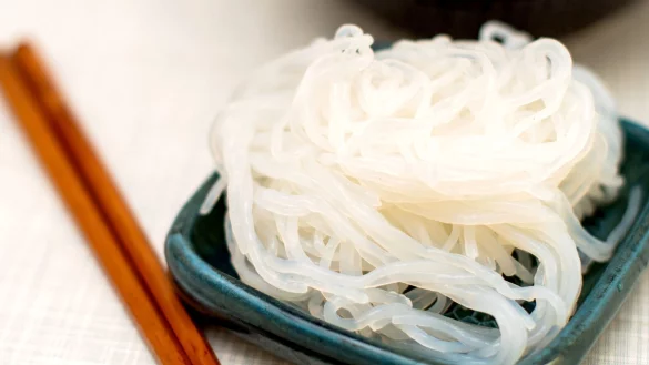 Konjak-Nudeln können beim Abnehmen helfen, enthalten jedoch wenig Nährstoffe. - © Zacharie Scheurer/dpa-tmn