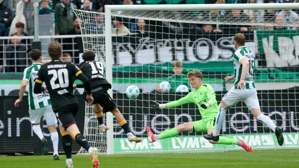 Karlsruhes Louey Ben Farhat (M) erzielt gegen Münster das 1:0. - © Bernd Thissen/dpa