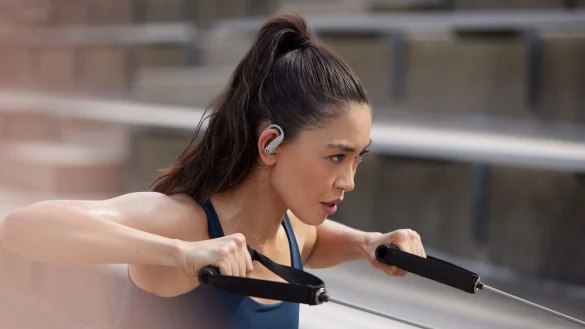 Die Powerbeats Pro 2 haben neben dem &uuml;blichen Multifunktions-Button auch physische Kn&ouml;pfe zur Lautst&auml;rke-Regelung. - &copy; Beats by Dre/dpa-tmn