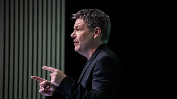 Gr&uuml;nen-Kanzlerkandidat Habeck wehrt sich gegen Plagiatsvorw&uuml;rfe - &copy; Christoph Soeder/dpa